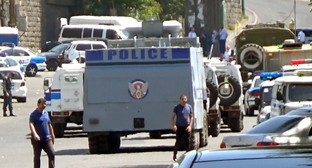 Дополнительные силы полиции стянуты к захваченному оппозицией зданию