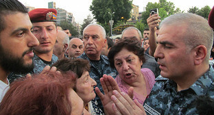 Родители мятежников усомнились в добровольном участии их сыновей в захвате заложников в Ереване