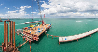 Строители начали возводить судоходную часть Керченского моста