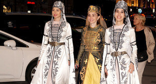 Черкесы устроили прогулку по Москве для популяризации национального костюма