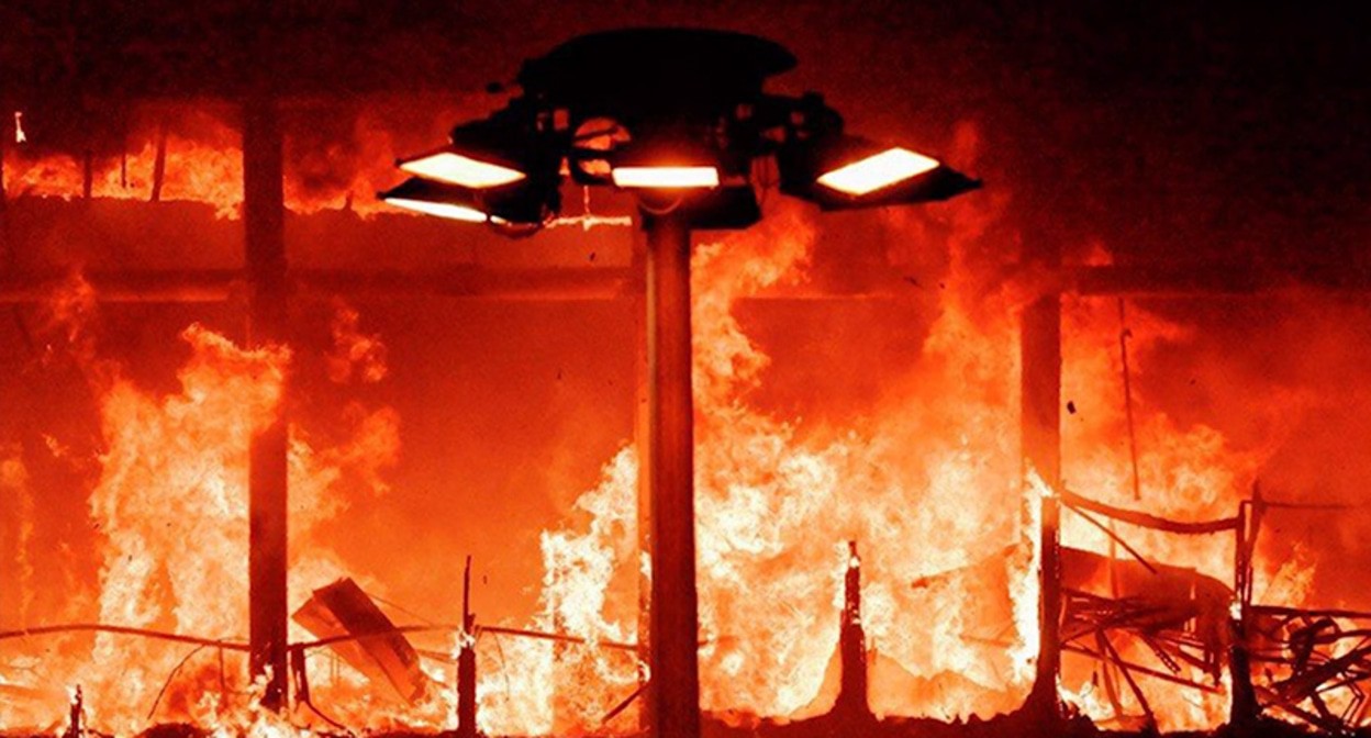 Пожар в "Крокус сити холл" после теракта. Кадр из видео https://www.youtube.com/watch?v=YFjF48-NH_o&rco=1