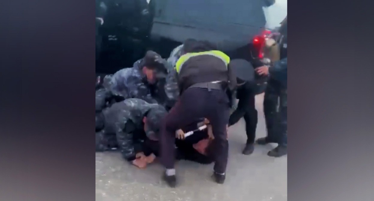Кадр видео инцидента с Цакаевым на КПП "Герзель" на границе Чечни и Дагестана. Скриншот видео https://youtu.be/4HBaaINQFp4