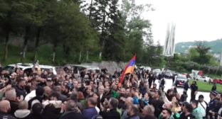Участников шествия встречают в Дилижане. Стоп-кадр видео News.Am от 05.05.24, https://news.am/rus/news/821567.html