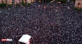 Заполненная протестующими площадь Республики. Ереван, 9 мая 2024 года. Кадр видео News.am https://www.youtube.com/watch?v=6TTLSrNnaOU