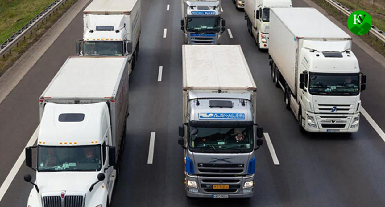 Большегрузы стоят на дороге. Иллюстрация создана "Кавказским узлом" при помощи ИИ в программе Copilot Большегрузы стоят на дороге. Иллюстрация создана "Кавказским узлом" при помощи ИИ в программе Copilot