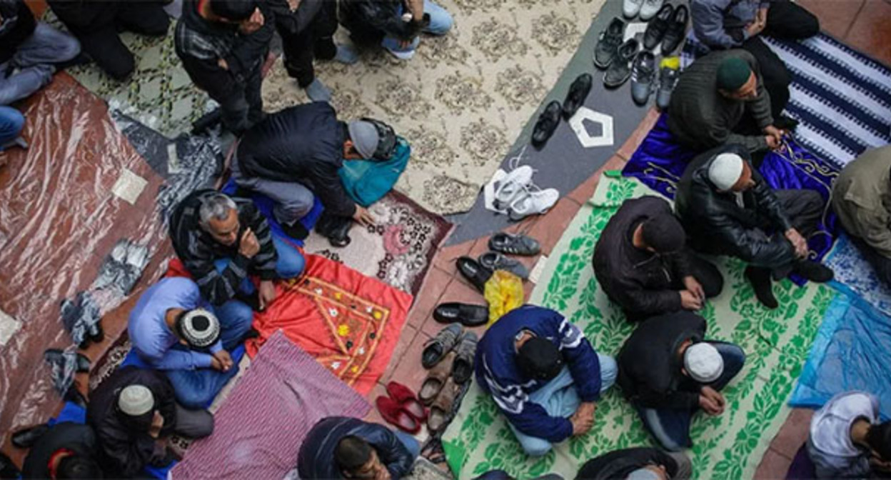 Верующие во время молитвы. Фото Нины Зотиной, "Юга.ру" Верующие во время молитвы. Фото Нины Зотиной, "Юга.ру"