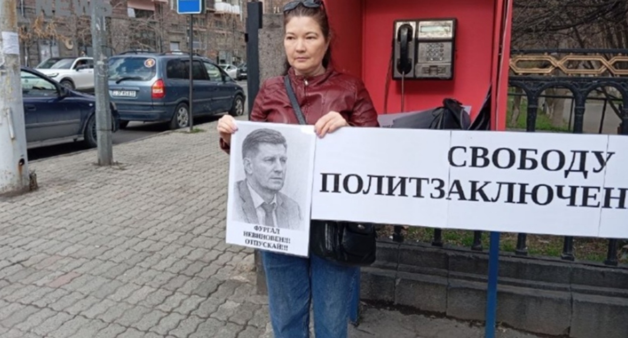 Участница пикета в Ереване с портретом экс-губернатора Хабаровского края Сергея Фургала. 21 марта 2026 года. Фото: RusNews https://t.me/rusnews/82100 Участница пикета в Ереване с портретом экс-губернатора Хабаровского края Сергея Фургала. 21 марта 2026 года. Фото: RusNews https://t.me/rusnews/82100