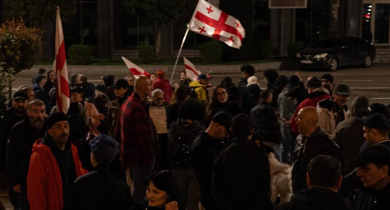 Участники собрания на Руставели, 26 марта 2026 года. Фото: Mindia Gabadze / Publika Участники собрания на Руставели, 26 марта 2026 года. Фото: Mindia Gabadze / Publika