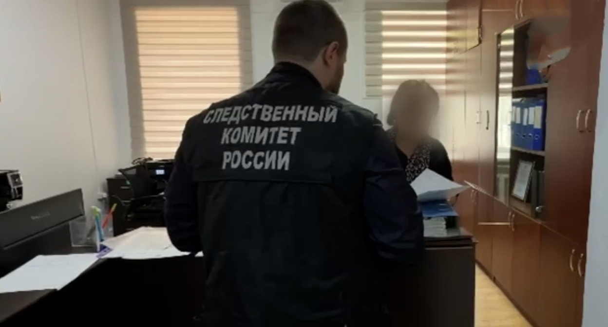 Обыск во время задержания директора водоканала. 13 апреля 2026 г. Скриншот видео https://www.1tv.ru/news/2026-04-13/539224 Обыск во время задержания директора водоканала. 13 апреля 2026 г. Скриншот видео https://www.1tv.ru/news/2026-04-13/539224