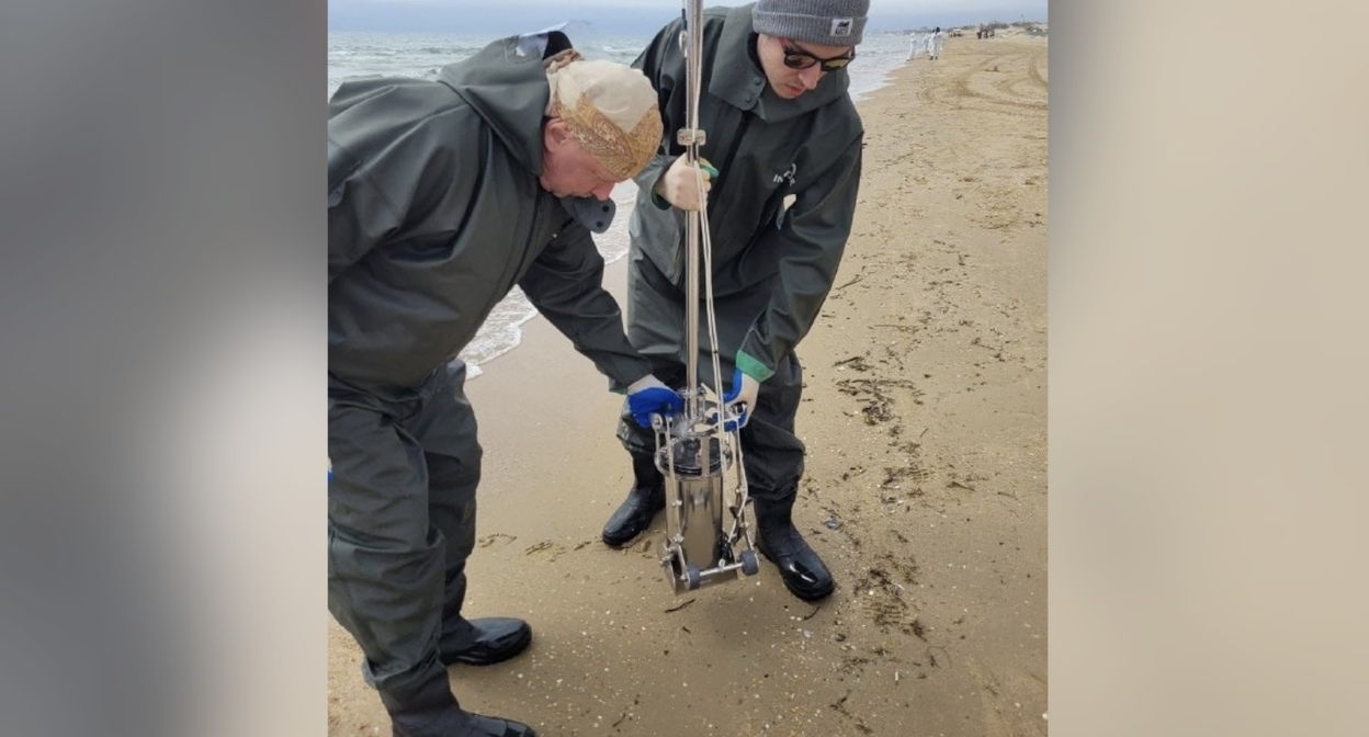 Забор проб грунта со дна моря. Фото: Институт океанологии РАН / Telegram Забор проб грунта со дна моря. Фото: Институт океанологии РАН / Telegram