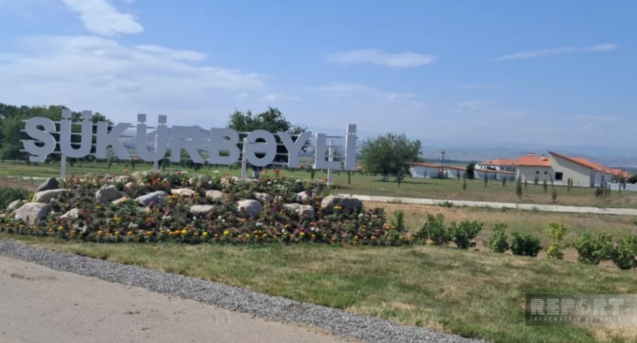 Въезд в село Шюкюрбейли (Шукюрбейли). Фото: Report https://report.az/ru/vnutrennyaya-politika/ocherednaya-gruppa-pereselencev-otpravilas-v-selo-shukyurbejli-dzhebrailskogo-rajona Въезд в село Шюкюрбейли (Шукюрбейли). Фото: Report https://report.az/ru/vnutrennyaya-politika/ocherednaya-gruppa-pereselencev-otpravilas-v-selo-shukyurbejli-dzhebrailskogo-rajona