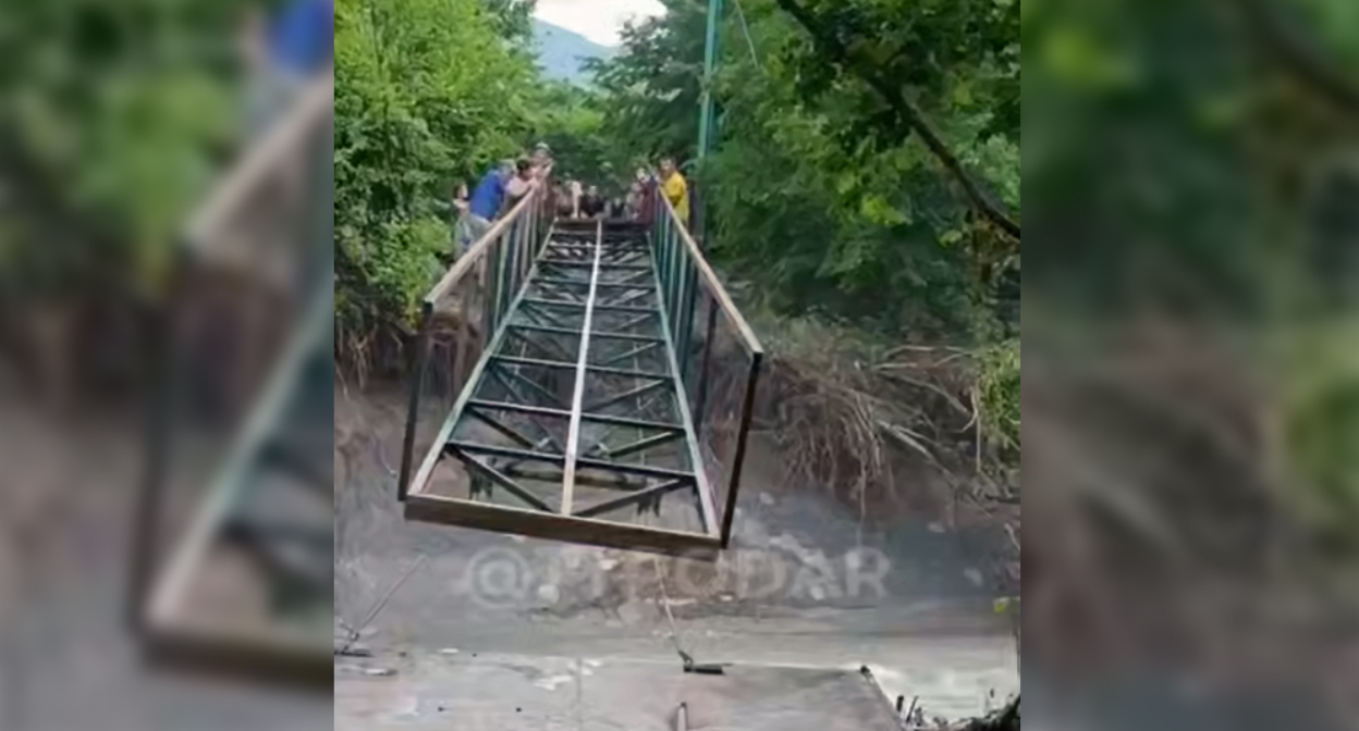 Жители села Возрождение устанавливают мост через реку. Стоп-кадр из видео https://t.me/typodar/61193 Жители села Возрождение устанавливают мост через реку. Стоп-кадр из видео https://t.me/typodar/61193