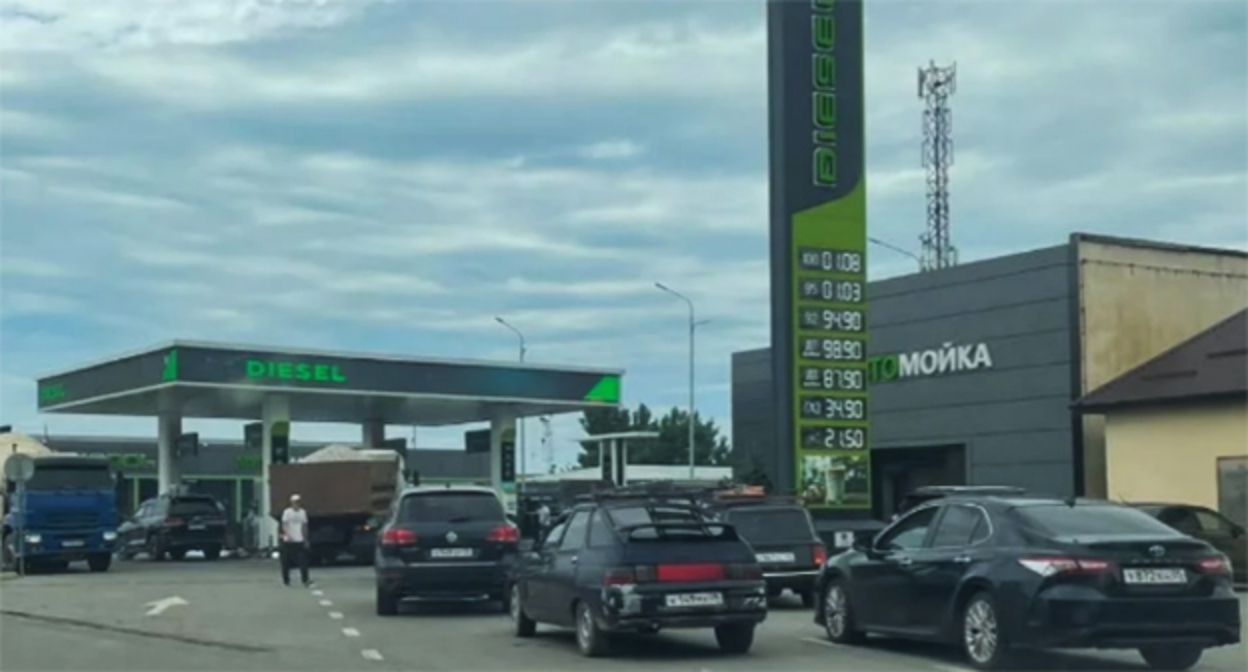 Очередь на заправку. Фото: https://riadagestan.ru/ Очередь на заправку. Фото: https://riadagestan.ru/