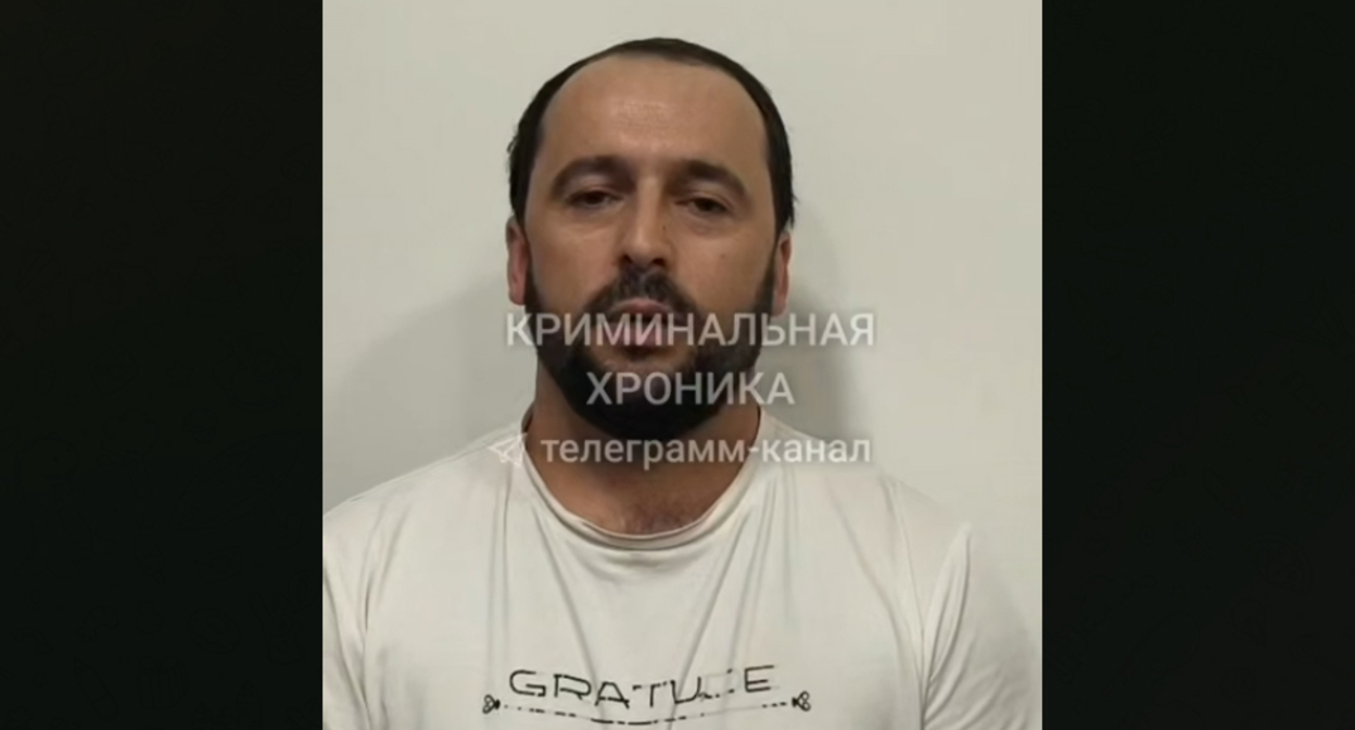 Житель Ленинкента дает пояснения силовикам о конфликте с подростками. Кадр из видео https://t.me/criminal_chronicle/8825 Житель Ленинкента дает пояснения силовикам о конфликте с подростками. Кадр из видео https://t.me/criminal_chronicle/8825