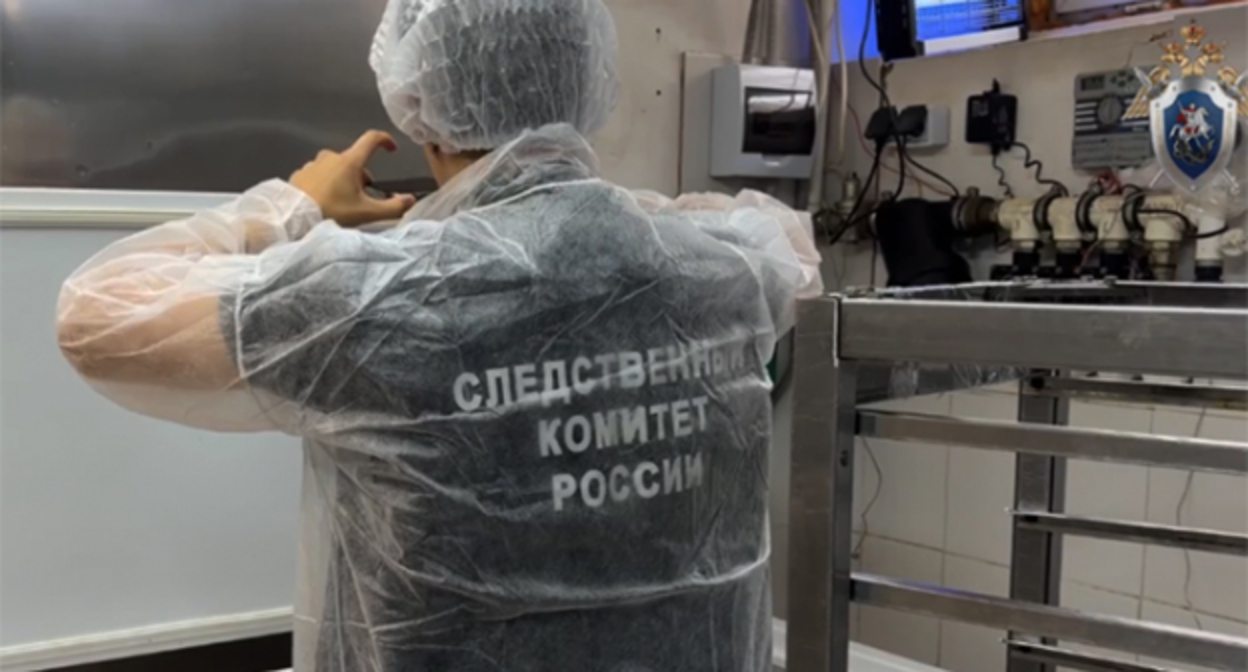 Сотрудник следственного комитета во время проверки гастронома в Астрахани. Фото: от пресс-службы СУ СК России по Астраханской области Сотрудник следственного комитета во время проверки гастронома в Астрахани. Фото: от пресс-службы СУ СК России по Астраханской области