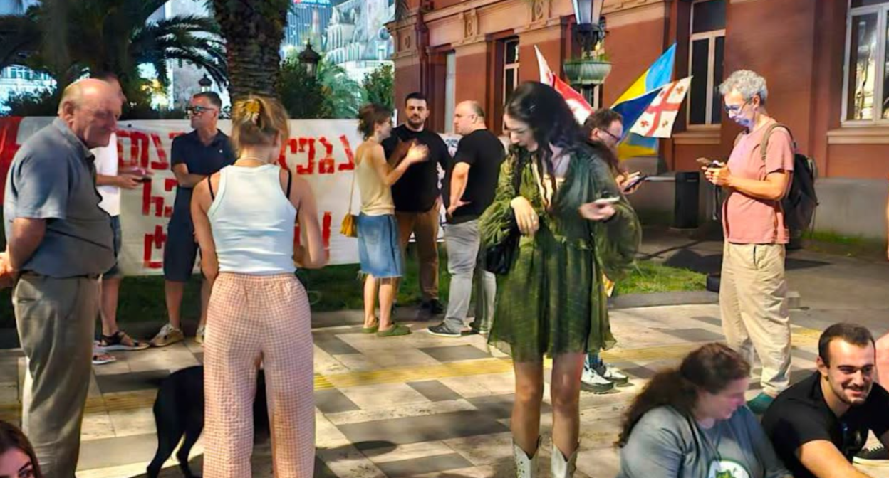 Акция в Батуми 23.08.26. Скриншот фото "Батумелеби", https://www.facebook.com/photo?fbid=1884776142484038&set=pcb.1884787085816277 (деятельность компании Meta, владеющей соцсетью, запрещена в России) Акция в Батуми 23.08.26. Скриншот фото "Батумелеби", https://www.facebook.com/photo?fbid=1884776142484038&set=pcb.1884787085816277 (деятельность компании Meta, владеющей соцсетью, запрещена в России)