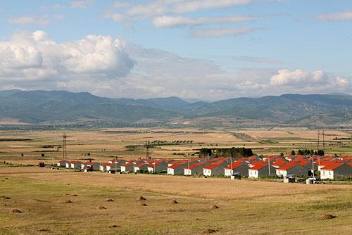 Грузия, посёлки для беженцев вдоль трассы Тбилиси-Гори. Фото с сайта www.trust.ua, автор Игорь Луценко