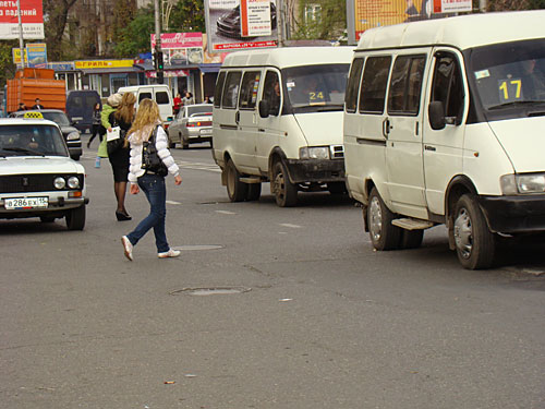  Владикавказ, улица Кирова, переход в неположенном месте угрожает безопасности горожан. Фото "Кавказского Узла"