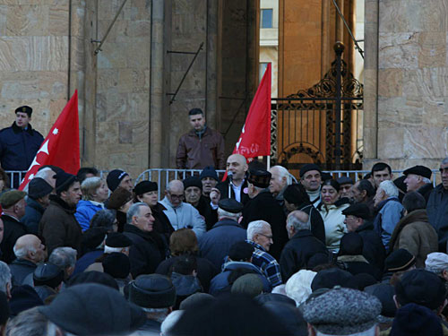 Митинг с требованием принятия нового пенсионного законодательства. У микрофона лидер партии Картули Даси, член фракции "Сильная Грузия", депутат Джонди Багатурия. Грузия, Тбилиси, 2 февраля 2010 года. Фото "Кавказского Узла"