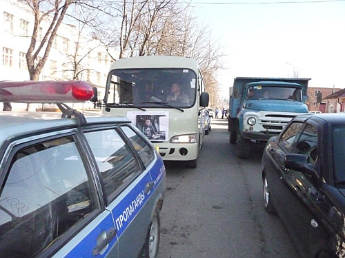 Участники акции двигались по Владикавказу в плотном потоке автомашин. Фото "Кавказского Узла"