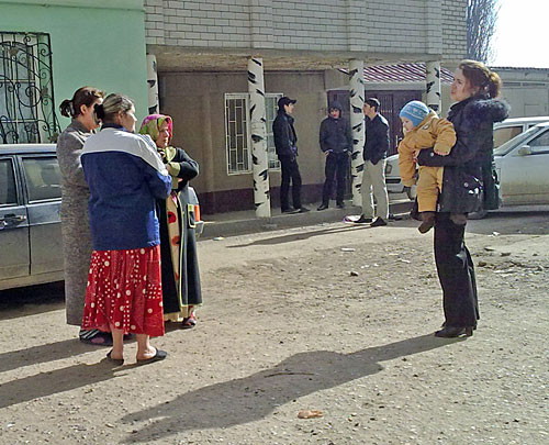 Жильцы дома №5 по улице Ирчи Казака, Махачкала, 22 марта 2010 года. Фото "Кавказского Узла"