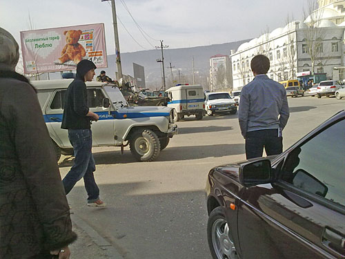 Операция по нейтрализации участников вооруженного подполья в Махачкале на улице Ирчи Казака, 22 марта 2010 года. Фото "Кавказского Узла"