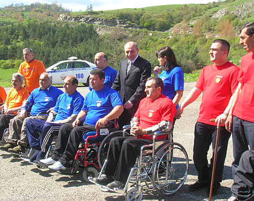 Президент Нагорного Карабаха Бако Саакян (стоит в центре) и инвалиды-ветераны карабахской войны перед стартом марафона Шуши-Степанакерт. Шуши, 7 мая 2010 года. Фото "Кавказского Узла"