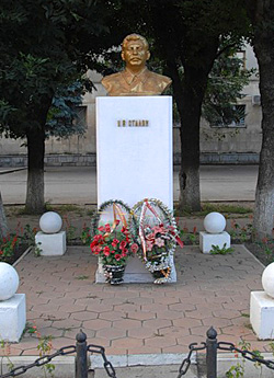 Памятник Сталину в Беслане. Источник: http://community.livejournal.com/etnodrom, фото выложено Геннадием Верниковым (http://gvernikov.livejournal.com)