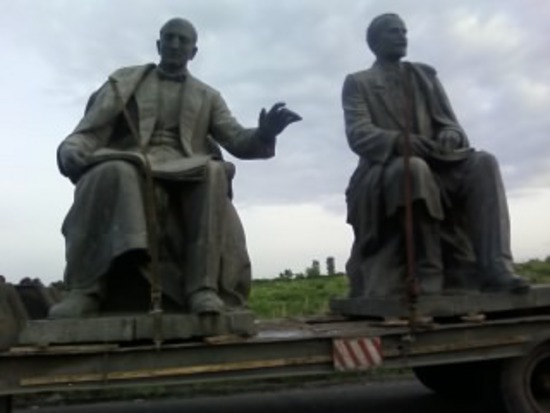 Перевозят памятники на грузовике с прицепом (выезд из Еревана). Кто они - не знаю.:)