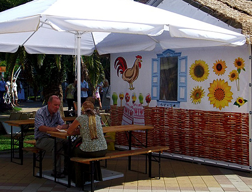 Посетители фестиваля "Кубанская кухня". Сочи, 20 сентября 2010 года. Фото "Кавказского узла"