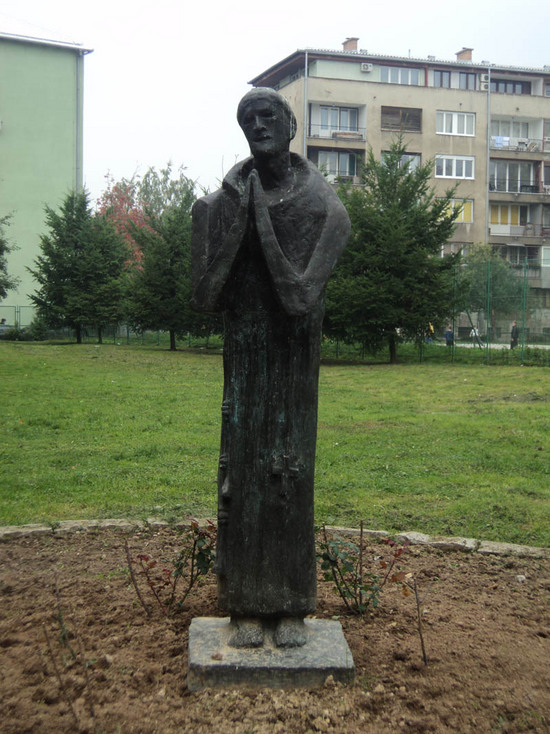 Деревянная статуя Святого Франциска. Двор травмоцентра в Сараево.