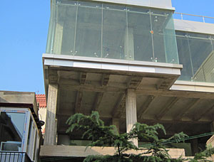 Баку, улица Низами, 46, вид недостроенного 4-этажного здания со двора. Фото "Кавказского узла"