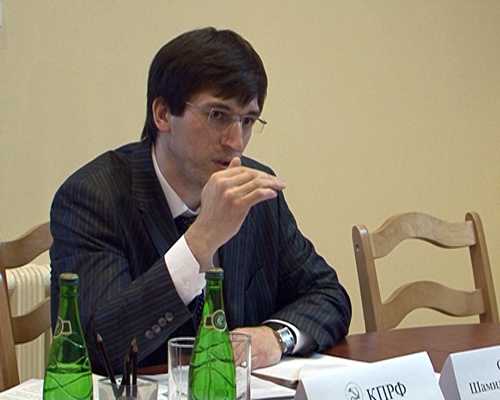 Кандидат от КПРФ Шамиль Салихов за круглым столом в газете "Черновик" 9 марта 2011 г. Фото газеты "Черновик".