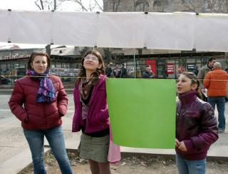 Выставка работ художников и фотографов в парке Маштоца. Ереван, 21 марта 2012 г. Фото Армине Мартиросян для "Кавказского узла"