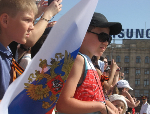 Жители Волгограда наблюдают парад Победы. 9 мая 2012 г. Фото Вячеслава Ященко для "Кавказского узла"