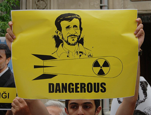 Участник акции протеста с плакатом, обвиняющим Иран в ядерной угрозе. Баку, 11 мая 2012 г. Фото ИА "Туран"