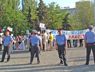 Митингующих и оппонентов разделяло оцепление полицейских. Волгоград, 12 мая 2012 г. Фото Татьяны Филимоновой для "Кавказского узла"