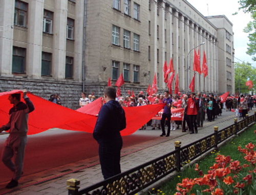 Красные знамена на первомайской демонстрации КПРФ во Владикавказе. 1 мая 2012 г. Фото Эммы Марзоевой для "Кавказского узла"