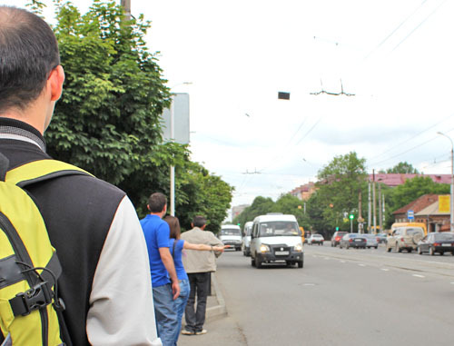 В ожидании маршрутного такси. Владикавказ, 28 мая 2012 г. Фото Эммы Марзоевой для "Кавказского узла"