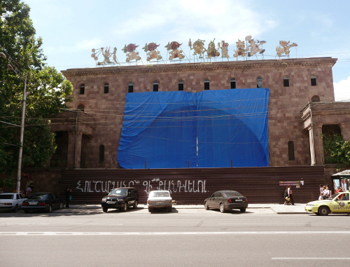 Здание крытого рынка, окруженное строительным забором. Ереван, 28 мая 2012 г. Фото Армине Мартиросян для "Кавказского узла"