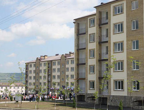 Новые многоквартирные дома в сельском поселении Яндаре в Ингушетии. 3 июня 2012 г. Фото: пресс-служба Правительства РИ, http://pravitelstvori.ru