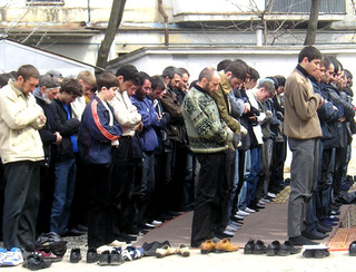 Намаз на улице. Кабардино-Балкария, Нальчик, ноябрь 2004 г. Фото Анны Арсеньевой для "Кавказского узла"
