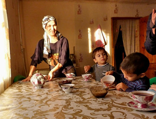Джанбика Гаджиева со своими детьми в новом доме. Дагестан, село Татаюрт, 27 декабря 2012 г. Фото www.riadagestan.ru
