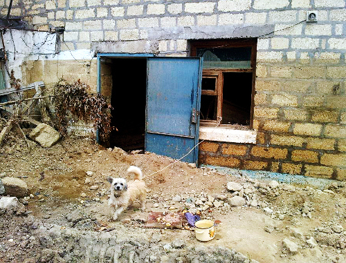 Еще один дом по улице Дрожжина, который стал нежилым после потопа. Дербент, октябрь 2012 г. Фото Нурлана Алиева