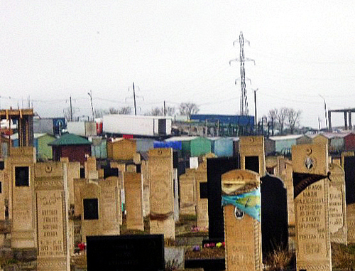 Вид с кладбища на примыкающий к нему авторынок. Дагестан, Новый Хушет, январь 2013 г. Фото Ахмеда Магомедова для "Кавказского узла"