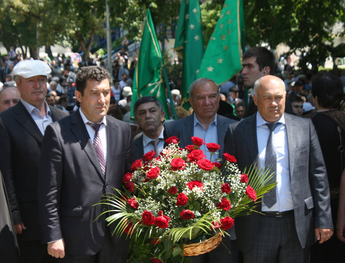 Каабардино-Балкария, Нальчик, 21 мая 2013 г., торжественные мероприятия по случаю 149-ой годовщины окончания Кавказской войны. возложение цветов к памятнику "Древо жизни". 