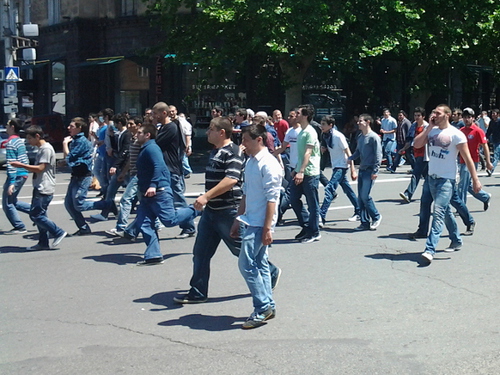 Участники акции против защиты прав секс-меньшинств движутся по проспекту Руставели. Тбилиси, 17 мая 2013 г. Фото Беслана Кмузова для "Кавказского узла"