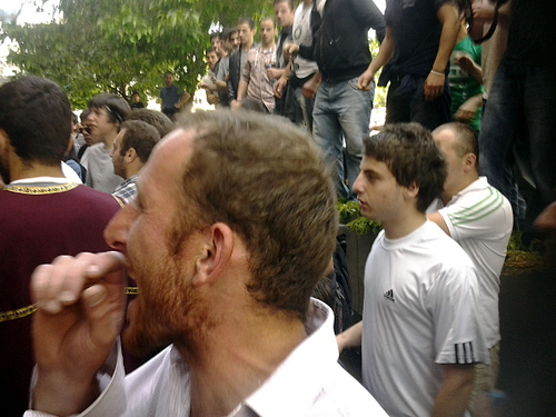 Толпа митингующих блокирует вход в магазин "Попули", где укрылись молодые люди, принятые за гомосексуалистов. Тбилиси, 17 мая 2013 г. Фото Беслана Кмузова для "Кавказского узла"
