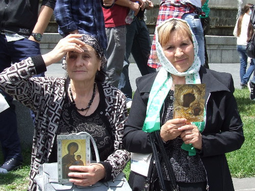 Противники акции в защиту представителей сексуальных меньшинств у здания бывшего парламента Грузии. Тбилиси, 17 мая 2013 г. Фото Эдиты Бадасян для "Кавказского узла"