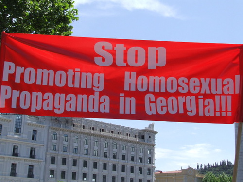 Надпись на плакате: "Прекратите способствовать пропаганде гомосексуализма в Грузии!". Тбилиси, 17 мая 2013 г. Фото Эдиты Бадасян для "Кавказского узла"
